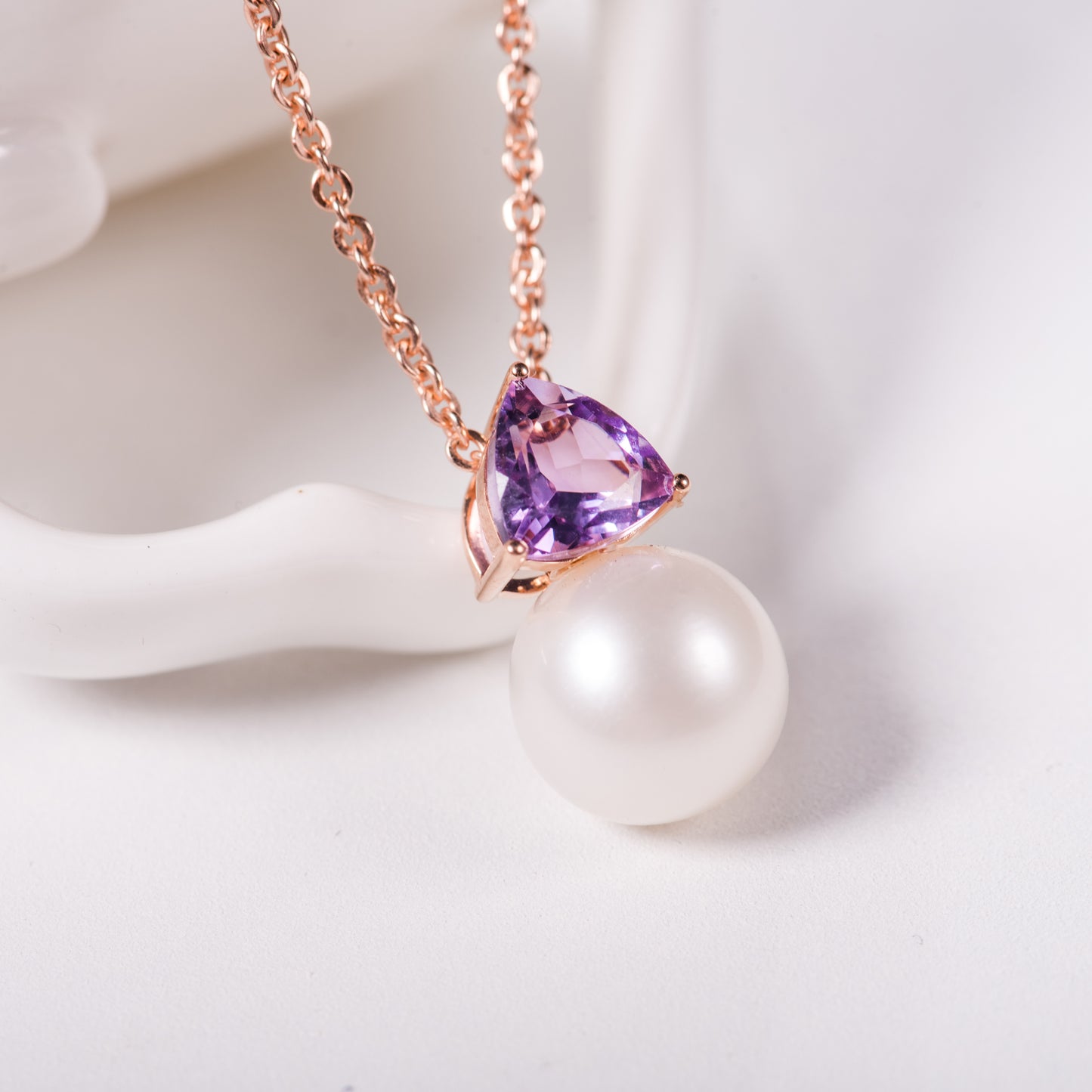 Pearl pendant with amethyst