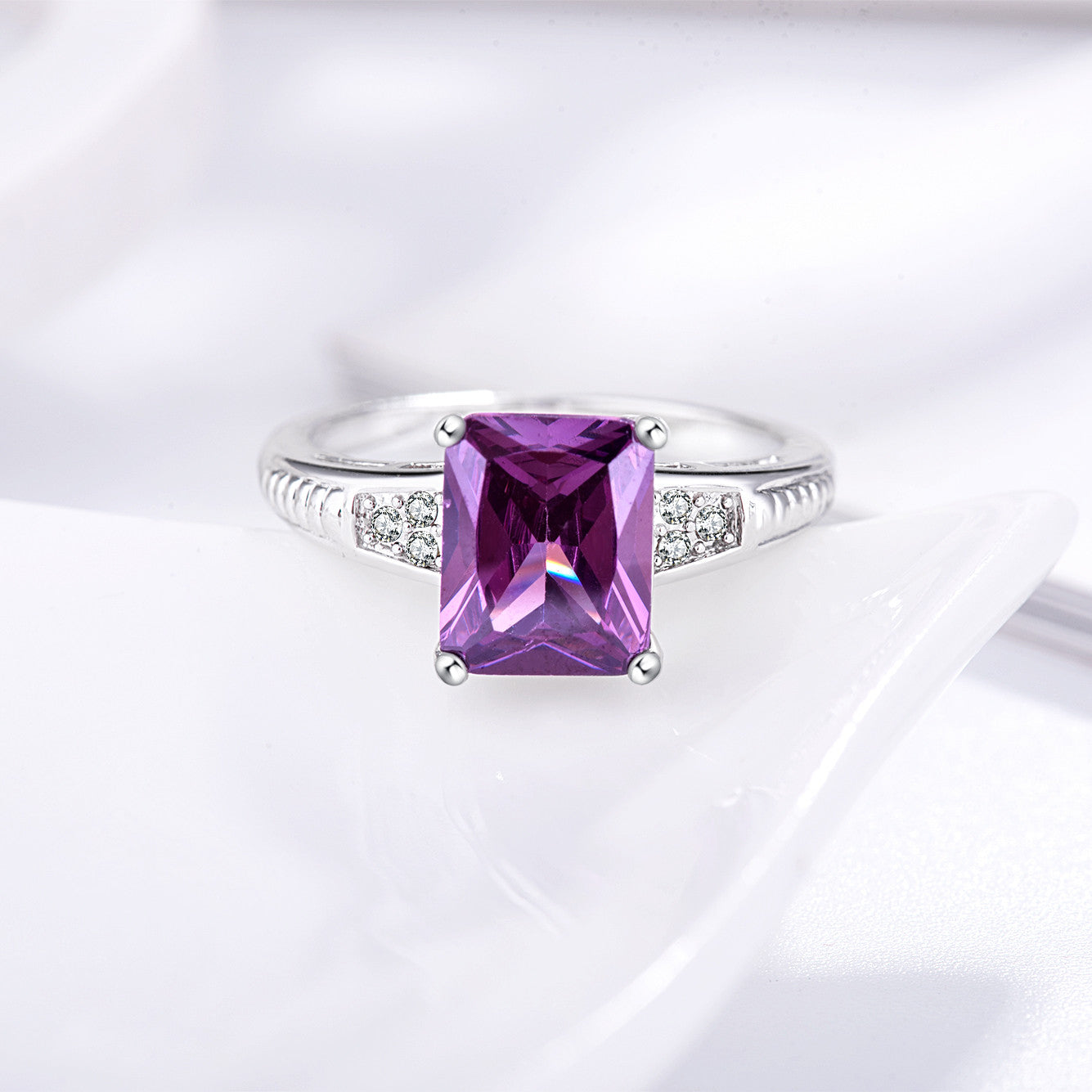 18K 纯金长方形钻石紫水晶女孩戒指